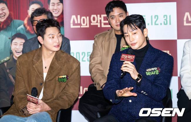 [OSEN=박준형 기자] 8일 오전 서울 용산아이파크몰 내 용산 CGV에서 영화 '신의 악단' 제작보고회가 진행됐다.‘신의악단’은 북한에 외화벌이를 위해 가짜 찬양단이 창설되며 벌어지는 이야기를 그린 작품으로 이날 제작보고회에는 김형협&nbsp;감독과 배우 박시후, 정진운,&nbsp;태항호,&nbsp;장지건,&nbsp;한정완,&nbsp;문경민, 고혜진, 최선자, 서동원, 강승완, 신한결이 참석했다. 배우 박시후가 정진운 관련 질문에 답하고 있다.    2025.12.08 / soul1014@osen.co.kr