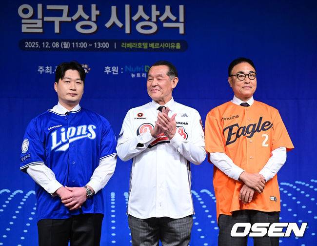 [OSEN=최규한 기자] 8일 오전 서울 청담동 리베라호텔에서 ‘2025 일구상 시상식’이 열렸다.이번 일구상은 최고 투수상 삼성 원태인, 최고 타자상 키움 송성문, 신인왕으로 KT 안현민 등을 선정했다.박철순, 송진우, 오승환이 일구회 21번 영구결번 착장식을 가지며 포즈를 취하고 있다. 2025.12.08 / dreamer@osen.co.kr