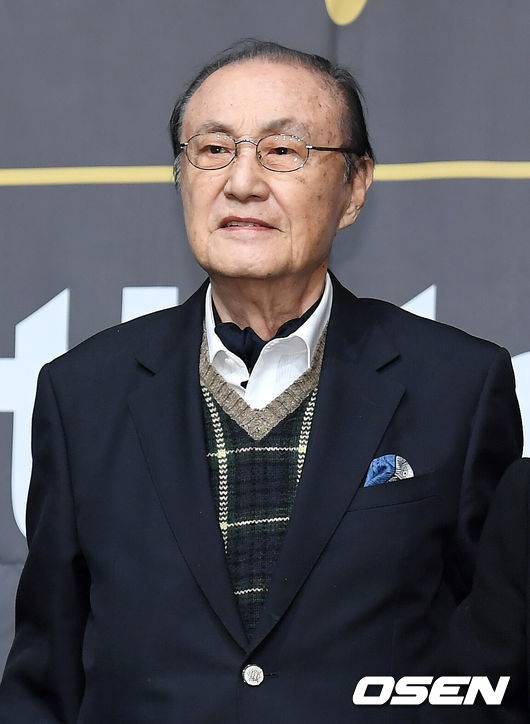 [OSEN=조은정 기자] 6일 오후 서울 중구 명보아트홀에서 제9회 아름다운예술인상이 진행됐다.아름다운예술인상 시상식은 지난 한 해의 영화 연극 분야에서 뛰어난 활동을 한 대표적인 예술인을 대상으로 영화예술인, 공로예술인, 연극예술인, 선행부문인 굿피플예술인, 그리고 신인예술인까지 5개 부문 수상자를 선정, 각 부문 2천만 원씩 총 1억 원의 시상금과 상패를 수여한다.배우 신영균이 포즈를 취하고 있다. /cej@osen.co.kr