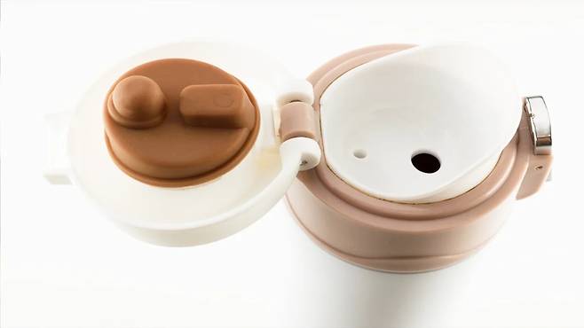 텀블러는 일회용품 사용을 줄일 수 있는 훌륭한 도구지만, 잘못 관리하면 건강에 더 큰 부담을 지울 수 있다. 게티이미지