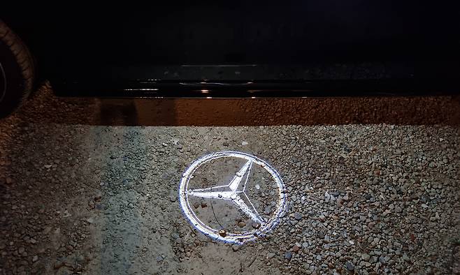 메르세데스 벤츠 ‘S450 4MATIC 스탠다드 휠베이스’ 사이드미러에서 나온 벤츠 로고 불빛이 바닥에 비친 모습. 이현미 기자
