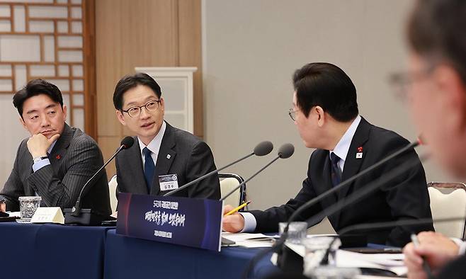 이재명 대통령이 8일 용산 대통령실 청사에서 열린 지방시대위원회 보고회에서 김경수 위원장 발언을 듣고 있다. 대통령실통신사진기자단