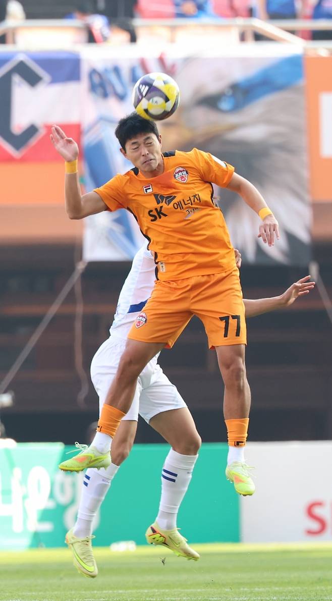 제주 김승섭, 55초 만에 선제골 - 프로축구 제주SK 김승섭이 7일 서귀포월드컵경기장에서 열린 K리그 승강 플레이오프(PO) 수원 삼성과의 2차전에서 헤딩으로 공을 따내고 있다. 전반 시작 55초 만에 김승섭이 선제골을 넣은 제주는 수원을 2-0으로 누르고 K리그1 잔류에 성공했다. 서귀포 연합뉴스