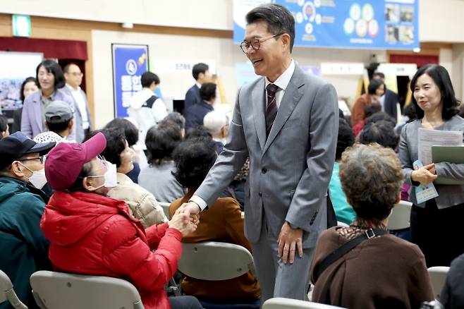 정원오 서울 성동구청장이 지난 10월 열린 ‘스마트헬스케어 나눔마당’에서 구민과 인사를 나누는 모습. 성동구 제공