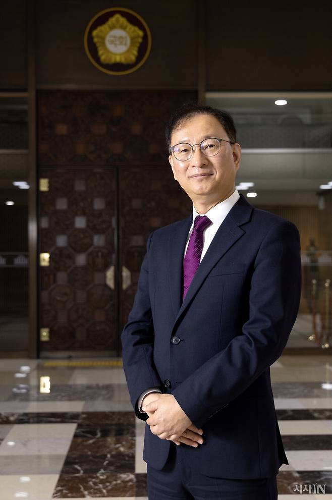 황충연 국회사무처 경호기획관은 본회의장 문을 개방해 계엄 해제를 위한 본회의가 열리도록 도왔다. ⓒ시사IN 조남진