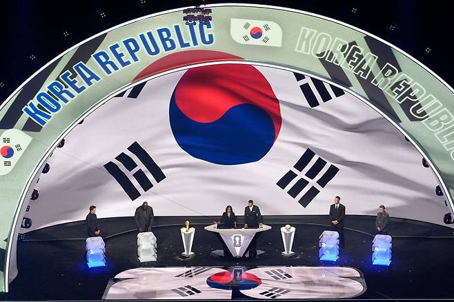 2026북중미월드컵 조추첨식이 열린 6일(한국시간) 미국 워싱턴DC의 존F.케네디센터에서 한국의 조추첨 차례가 되자 단상에 태극기 이미지가 나타나고 있다. 워싱턴｜AP뉴시스