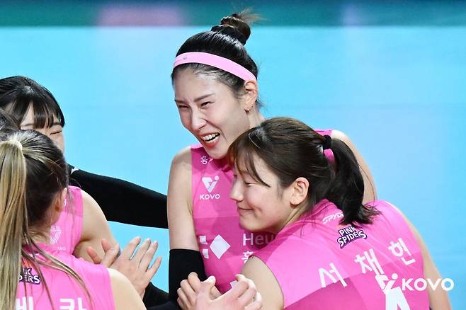 흥국생명 센터 김수지(가운데)가 3일 도로공사와 홈경기 도중 득점한 뒤 동료들과 기뻐하고 있다. 사진제공|KOVO