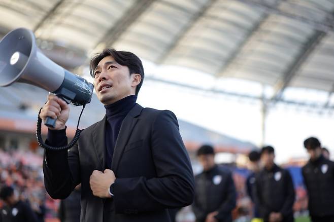 수원 변성환 감독이 7일 제주와 승강 PO 2차전 원정경기서 0-2로 패해 승격이 좌절된 뒤 팬들에게 사과하고 있다. 사진제공｜한국프로축구연맹