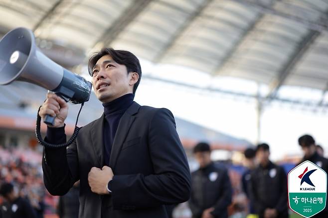 변성환 수원 삼성 감독이 지난 7일 제주월드컵경기장에서 열린 K리그 승강 플레이오프 2차전에서 제주 SK에 0-2로 패배한 뒤 팬들에게 사퇴 의사를 전하고 있다. 프로축구연맹 제공