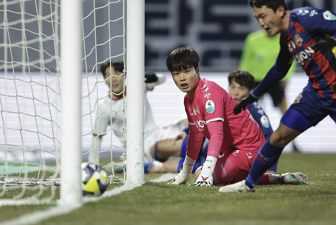 8일 부천 김규민이 찬 슈팅이 수원FC 골키퍼 황재윤이 지켜보는 가운데 골라인을 넘고 있다. 프로축구연맹