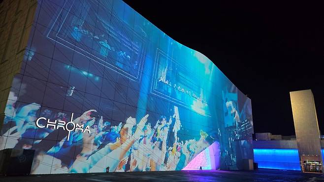 크로마 외관. 미디어파사드가 상영되고 있어 입구부터 분위기를 고조시킨다.