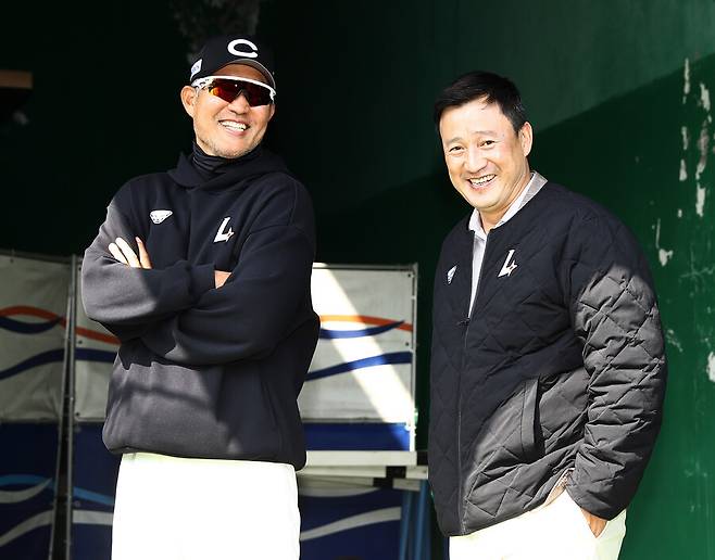 ▲ 김재환 활용은 물론 팀 육성 방향이 흔들리지 않게 조정해야 하는 이숭용 감독과 김재현 단장. ⓒSSG랜더스