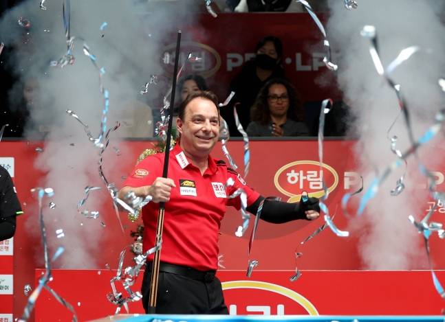 산체스가 우승을 확정하고 기뻐하고 있다. /사진=PBA 투어 제공