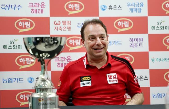 우승 후 기자회견에서 소감을 밝히고 있는 산체스. /사진=PBA 투어 제공