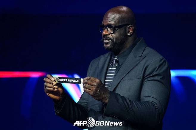 미국프로농구(NBA) 스타 샤킬 오닐이 지난 6일(한국시간) 미국 워싱턴 DC의 케네디 센터에서 열린 2026 FIFA 북중미 월드컵 본선 조 추첨식에서 포트2의 한국을 뽑고 있다. /AFPBBNews=뉴스1