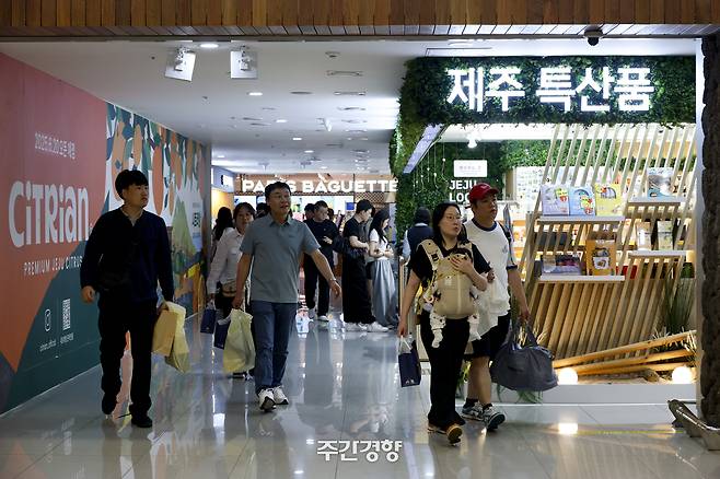 제주국제공항에 마련된 여객 선호 브랜드 거리에서  관광객들이 물건을 구매하고 있다. 문재원 기자