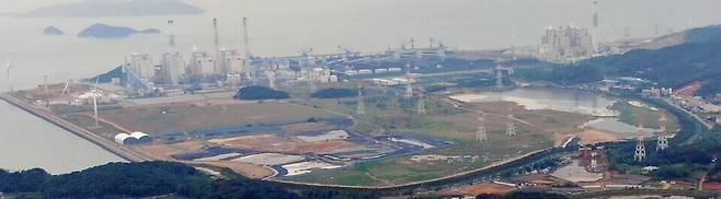 ▲ 내년 용량이 찰 것으로 보이는 영흥화력 제1회 처리장 일대 전경. /사진출처=옹진군