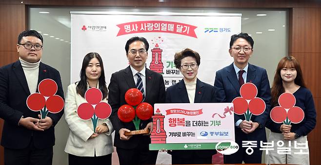 일 오전 수원시 중부일보 본사 대회의실에서 열린 명사 사랑의 열매 달기에서 중부일보 최윤정 대표이사가 경기 사랑의열매 김효진 사무처장으로 부터 사랑의 열매 뱃지를 전달받고 중부일보 엄득호국장등 관계자들과 기념촬영을 하고 있다. 노민규기자