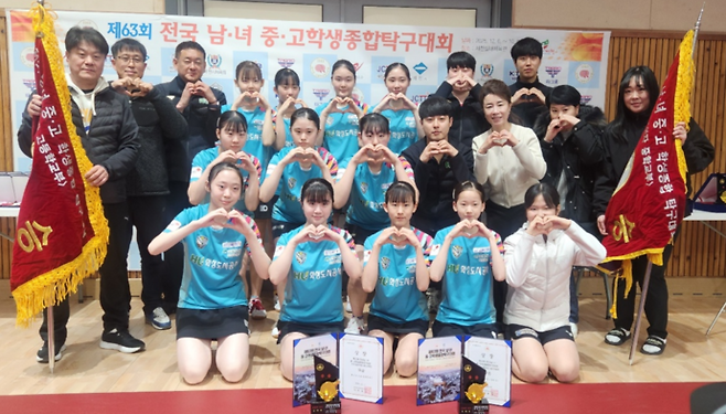 9일 충북 제천실내체육관서 열린 제63회 전국 남녀중고학생종합탁구대회서 우승을 차지한 화성도시공사 유스팀 선수단이 기념사진을 찍고 있다. 사진=화성도시공사