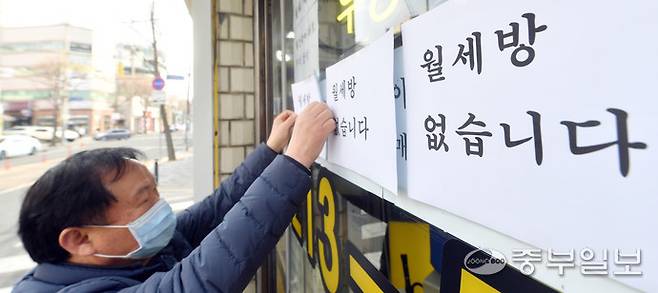 수원시 영통구의 한 부동산에 '월세방 없습니다'라는 문구가 적힌 안내문이 붙고 있다. 김경민기자