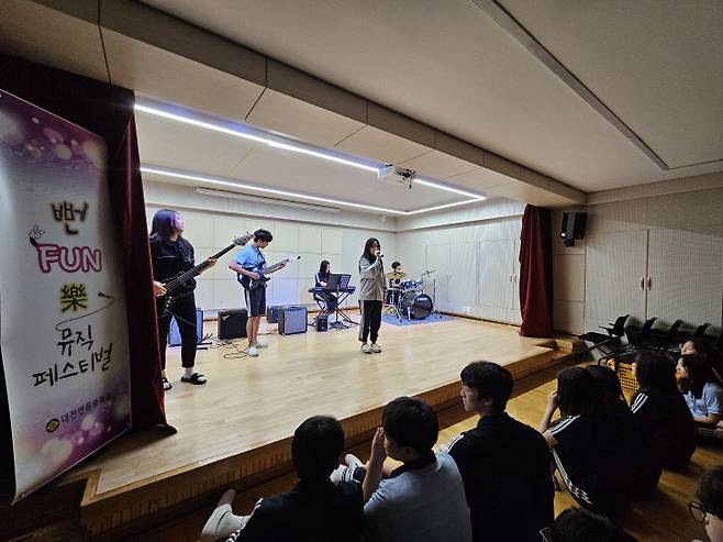 밴드부 동아리의 예드림홀 버스킹 모습.