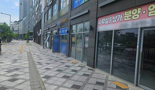 세종시 보람동의 한 상가 외부. 임대문의를 알리는 포스터가 붙어 있다. 충청투데이 DB.