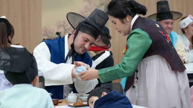 ▲다도 체험에 참여한 한 외교사절이 찻잔에 차를 조심스럽게 따르고 있다. 사진=김흥준 기자