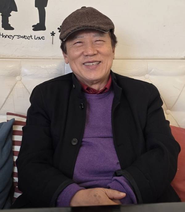 청주시 흥덕구 용정동의 한 카페에서 김기원 국제펜 한국본부 충북지역위원회 회장이 이번 문집 출간에 대해 설명하고 있다. /남연우기자