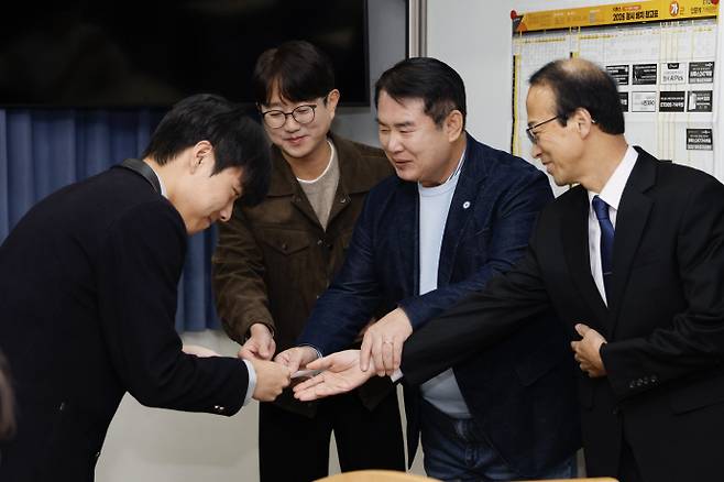 이정선 광주시교육감(왼쪽 3번째)이 지난 5일 광주서석고등학교에서 송찬국 광주서석고 교장과 정승균 담임 교사와 함께 최장우 학생(왼쪽 1번째)에게 성적 통지서를 수여하고 있다. / 광주시교육청 제공