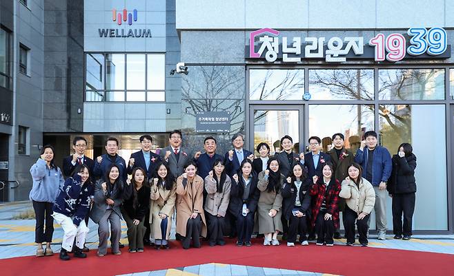 '주거특화형 청년지원센터 개소식'이 9일 울산권 LH주거복지지사(울산 남구 돋질로 220)에서 개최된 가운데 김두겸 울산시장, 오주헌 LH공공주택본부장, 최희숙 한국토지주택공사 부산울산지역본부장, 권순용·방인섭 시의원, 임현철 울산시 대변인, 참석 청년 등이 현판 제막식 후 기념촬영을 하고 있다. 이수화 기자