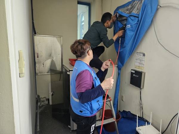 사회적협동조합 마산지역희망자활센터에서 일하는 이창욱 씨와 김병진 씨가 장애인복지관에서 에어컨 세척 작업을 하고 있다. /마산지역희망자활센터