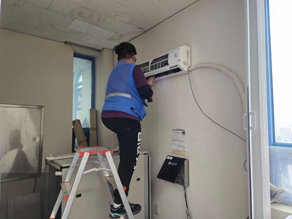 사회적협동조합 마산지역희망자활센터에서 일하는 김병진 씨가 장애인복지관에서 에어컨 세척 작업을 하고 있다. /마산지역희망자활센터