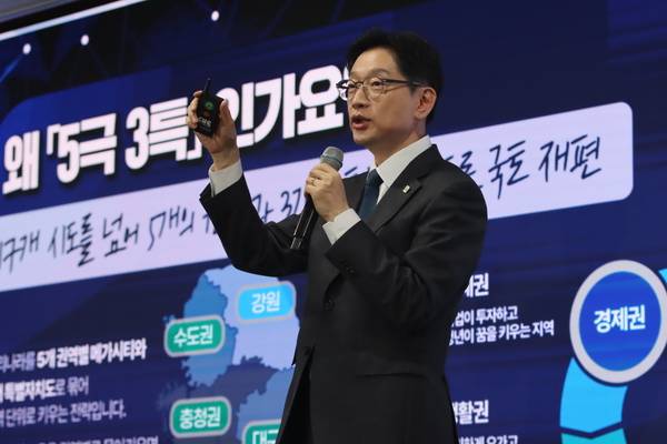 김경수 지방시대위원장이 9일 인제대학교에서 대학구성원과 기업인, 청년, 주민을 대상으로 5극3특 균형성장 특강을 하고 있다. /지방시대위원회
