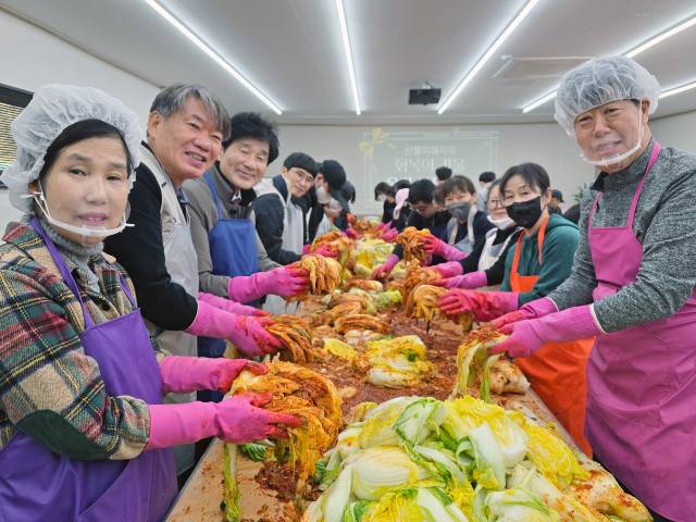 이재혁 경북개발공사 사장과 최태림 경북도의원 등 내빈과 경북개발공사 GBDC 사다리 봉사단, 봉사자들이 어려운 이웃에게 전달할 김장 봉사를 진행하고 있다. 김영진 기자