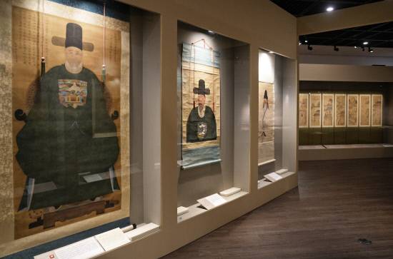 '암행어사, 백성의 곁에 서다' 전시 3부. 암행어사들의 초상 뒤 편으로 암행어사 출또 장면 등이 담긴 춘향도 10폭 병풍이 보인다. 백지영기자