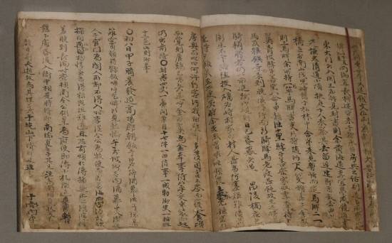 '암행어사, 백성의 곁에 서다' 전시 3부에 전시된 보물 '해서암행일기'. 1696년(숙종22) 황해도 암행어사가 된 박만정이 황해도를 암행하며 굶주림에 지친 백성의 현실을 목격하고, 이들을 구제하기 위해 힘쓴 일기와 임금에게 올린 보고서로 이뤄졌다. 백지영기자