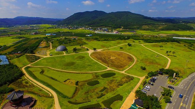 ▲ 경북 의성군 금성면 조문국사적지에서 드론이 담아낸 항공뷰에는 374기 고분군과 조문정, 탐방로가 초록 능선을 따라 유려하게 펼쳐진 전경이 한눈에 들어오며, 고대 조문국 중심지가 원형 그대로 드러난다. 의성군