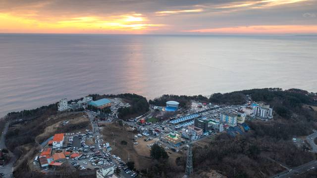 강구면 삼사해상공원에서 보는 일출 사진제공 영덕군
