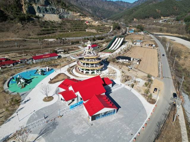 봉화군은 오는 20일부터 내년 2월 15일까지 58일간 '2025-2026 분천산타마을'을 운영한다. 사진은 분천산타마을 전경. 봉화군 제공