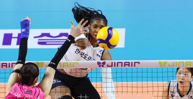 한국도로공사 모마의 강스파이크.