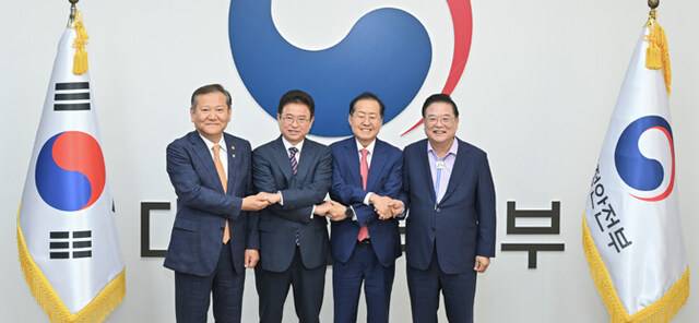 지난해 10월 대구시, 경북도, 행안부, 지방시대위가 정부서울청사에서 서울특별시에 준하는 위상을 갖는 대구경북특별시로 통합하기로 하는 4자 합의문에 공동서명하고, 서로 손을 맞잡았다. 행정안전부 제공