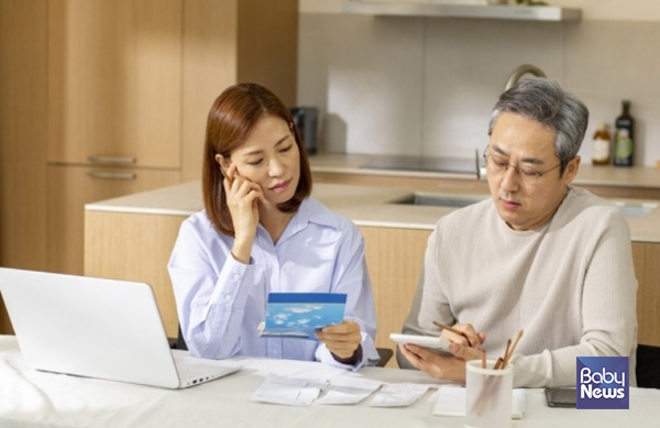 한국의 가족수당과 육아휴직급여 등 현금급여 수준이 OECD 평균에 크게 못 미치는 것으로 나타났다. 이를 OECD 평균 수준으로 끌어올리기 위해서는 정부가 2030년까지 약 27조~32조 원의 재정을 추가로 투입할 필요가 있는 것으로 추정됐다. ⓒ베이비뉴스