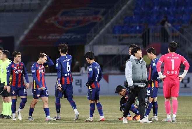 8일 수원종합운동장에서 열린 프로축구 승강 플레이오프 2차전 수원FC와 부천FC의 경기. 2대3으로 지며 K리그2 강등이 확정된 수원FC 선수들이 아쉬워하고 있다. 사진=연합뉴스