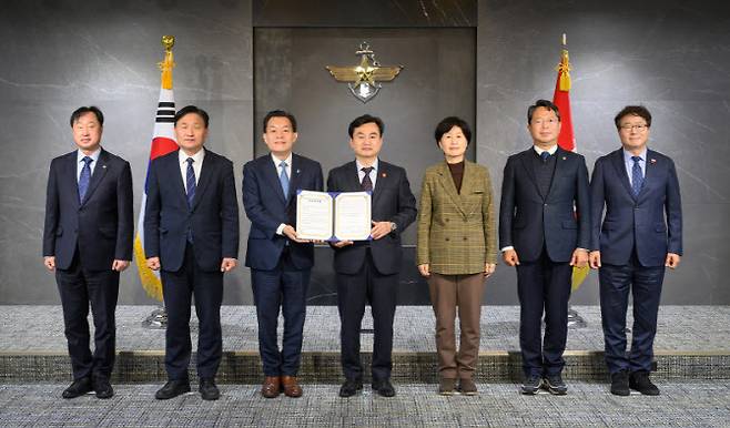 지난 8일 안규백 국방부장관을 만난 이재준 수원특례시장과 김준혁, 김영진, 백혜련, 김승원, 염태영 의원이 수원 군 공항 이전사업 관련 공동 건의문을 전달하고 있다.(사진=수원시)