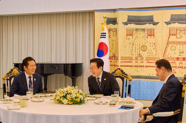 이재명 대통령이 9일 서울 서울 한남동 관저에서 정청래 더불어민주당 대표, 김병기 원내대표와 저녁 만찬 회동을 하고 있다.(사진=대통령실)