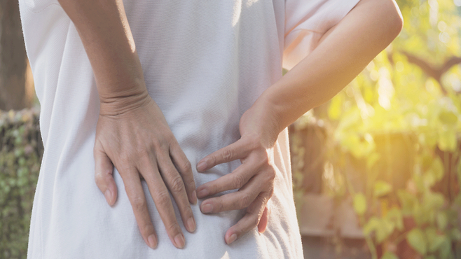 허리 디스크 환자에게 가장 두드러지게 나타나는 증상은 '요통'과 '다리 저림'｜출처: 클립아트코리아