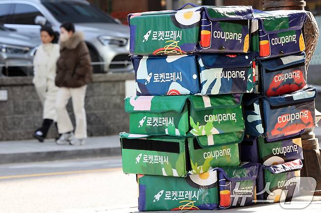 국내 최대 이커머스 업체 쿠팡에서 역대 최대 규모인 약 3370만 개의 고객 계정 정보 유출 사고가 발생했다. 이번 유출에는 이름·전화번호·배송지 등 신상정보가 포함된 것으로 알려져 소비자들 사이에서 2차 피해 우려도 확산되는 가운데 2일 서울 중구 한 빌딩 앞에 쿠팡 배송박스들이 쌓여 있다. 2025.12.2/뉴스1 ⓒ News1 이호윤 기자