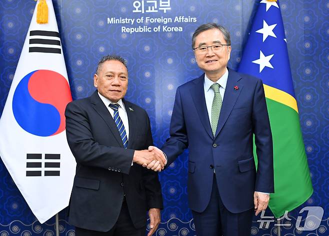 (서울=뉴스1) 정윤영 기자 = 조현 외교장관은 9일 서울에서 열린 제6차 한-태평양도서국 외교장관회의 참석을 위해 방한한 피터 샤넬 아고바카 솔로몬제도 외교장관과 회담을 가졌다. 2025.12.09. (외교부 제공)