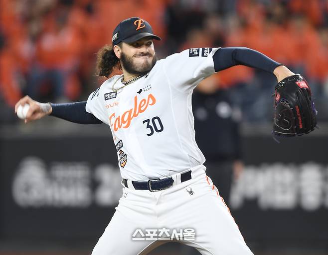 한화 선발투수 폰세가 대전 한화생명 볼파크에서 열린 2025 KBO 포스트시즌 플레이오프 5차전 삼성과 경기에서 역투하고 있다. 대전 | 최승섭기자 thunder@sportsseoul.com