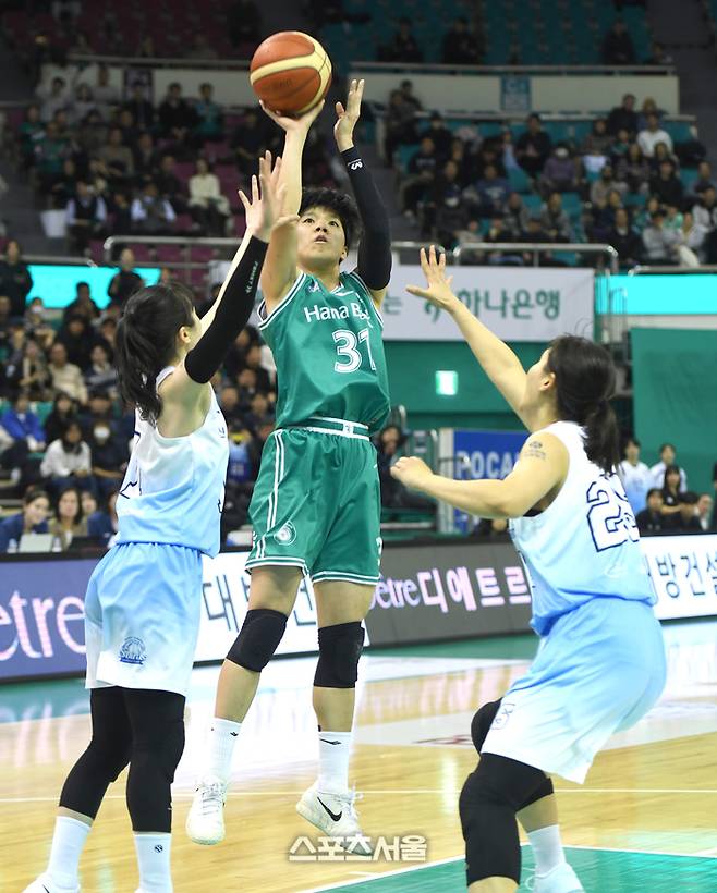 하나은행 진안이 8일 부천체육관에서 열린 2025~2026 여자프로농구 신한은행과 경기에서 슛을 시도하고 있다. 부천 | 최승섭기자 thunder@sportsseoul.com